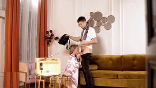 Dude puts his cock in a mature European pussy for fun