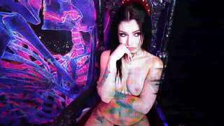 Tattooed hottie Raven Lane masturbating in a hot video