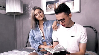Hungry for sex teen broke bad giving blowjob and vagina to geek