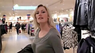 Strapon fick in umkleide mit nina