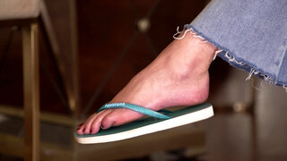 The sexy feet of Christina Sage are getting licked