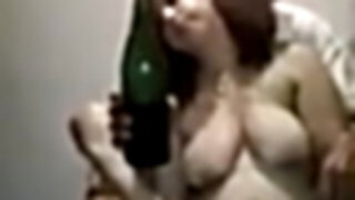 rajel kabir wekhyd charmouta fy beto o ahla sahra