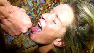 Inked mature lady practicing her impressive oral skillz