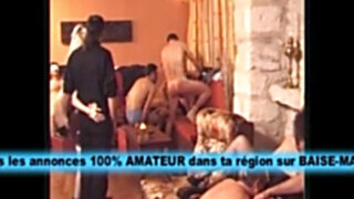 il laisse sa femme se faire baiser par pluseurs hommes
