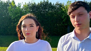 Suzie Sparklez has a pretty ass and she fucks in public