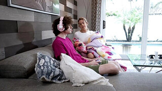 Tight stepsister wants her gamer bro to screw her up