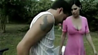 Ava se fait baiser sur le tracteur