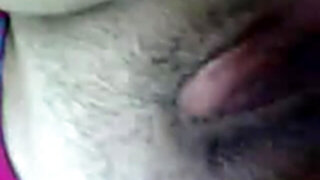 Elle se masturbe pour son pote