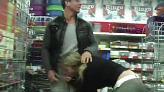 Amateurs have hookup in public grocery store