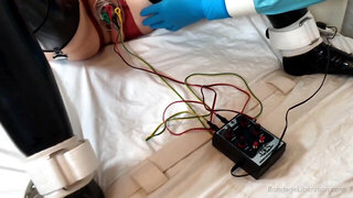 Electro pussy stimulation at a kinky rubber clinic
