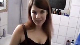 Kleine stute auf dem klo gefickt