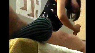 Hidden camera films handjob by Asian masseuse