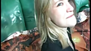 Ash-Blonde salope se fait defoncer le petit cul