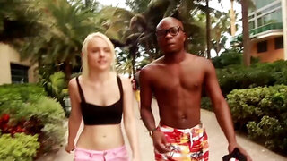 Lola Summers goes on a vacation to have lots of fun