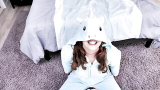 Babe in blue pajamas is good at oral job and fucking for stepdad