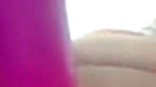 Sie wichst sich bis es ihr kommt.