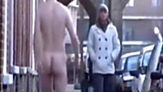 Un homme exhibitionniste se branle et ejacule en public
