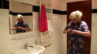 Aging bitch rediscovering her sexuality in a kinky vid
