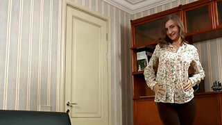 Housewife shows off her hot body and ends up cumming