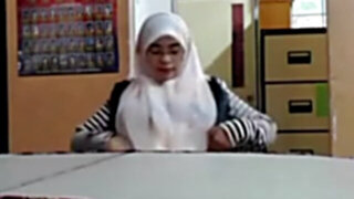 malay-masturbation cikgu bertudung ramas tetek