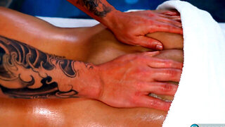 Nathalia Correa goes in for a back and a big tits massage