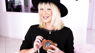 Cute blonde Jessie Saint flaunts her wet twat to get pounded