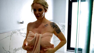Stepfamily fuck with a good-looking blonde bombshell