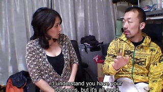 MILF with a trimmed pussy teased by the deliveryman